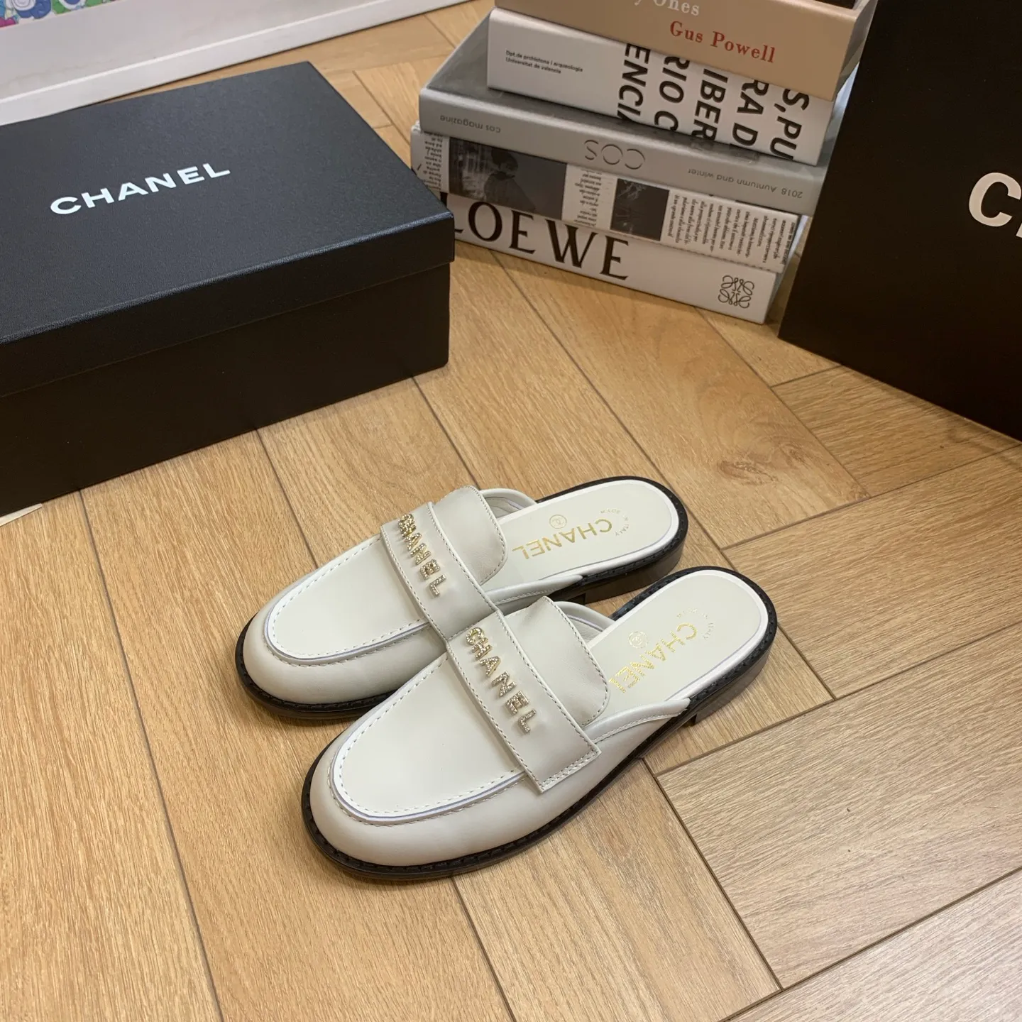 👟👟Ex-factory price 600👟👟 🍀2025 spring and summer new Chanel Chanel small diamond buckle monogram Loaf lazy half-slippers, which can be worn all year round. No matter when you wear them, they are very high-end and durable. You can attract attention when shopping on the street! Easily travel between commuting and leisure occasions, becoming a carefree fashionable and elegant woman ~ Upper: cowhide/butter Lining: lambskin Sole: Italian genuine leather outsole Size: 35-39 (40/41 customized, non-refundable and non-exchangeable